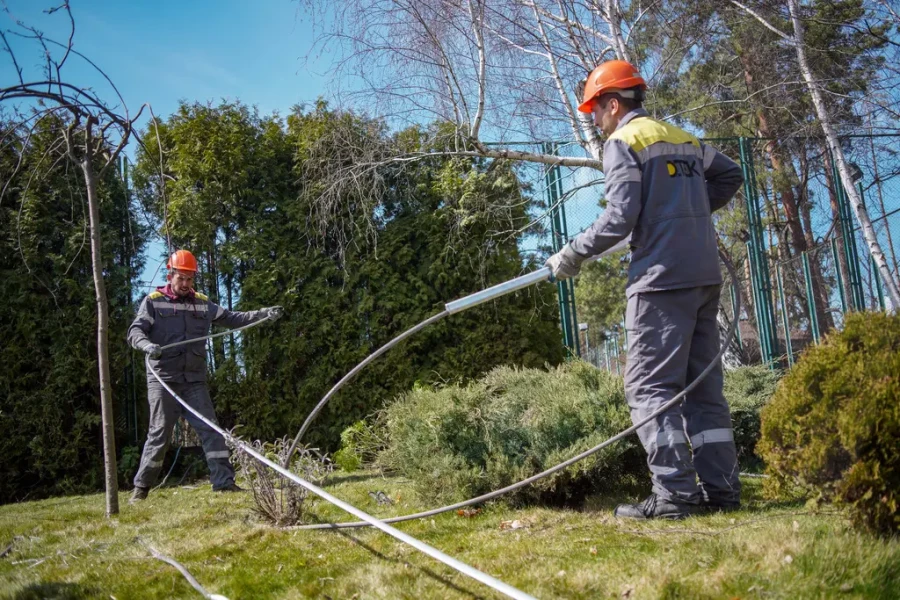 Repairing grids, DTEK crew