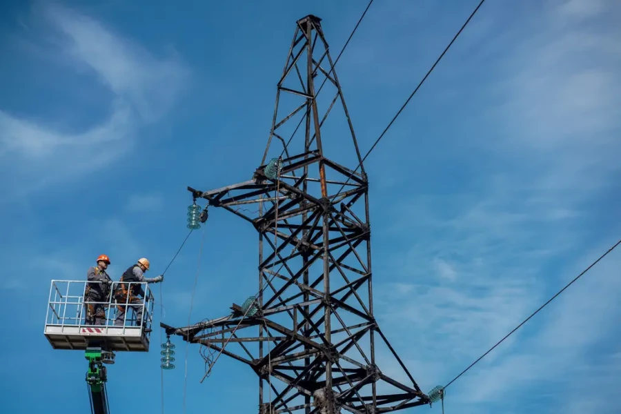 Repairing grids, DTEK crew