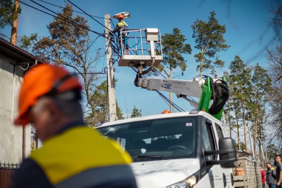 Repairing grids, DTEK crew