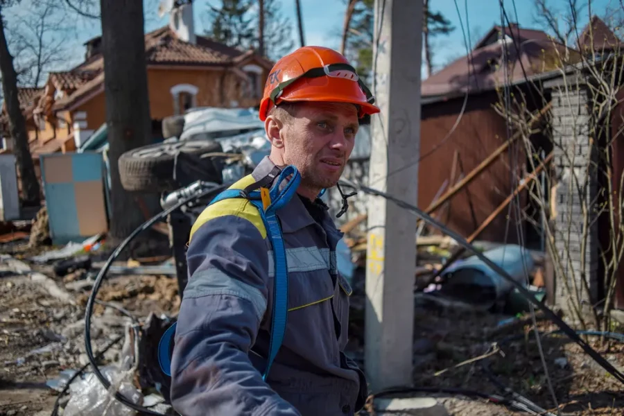 DTEK Grids, repairing grids, worker