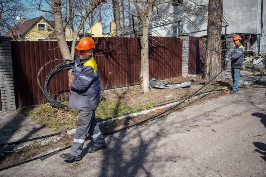 DTEK Grids, repairing grids, worker