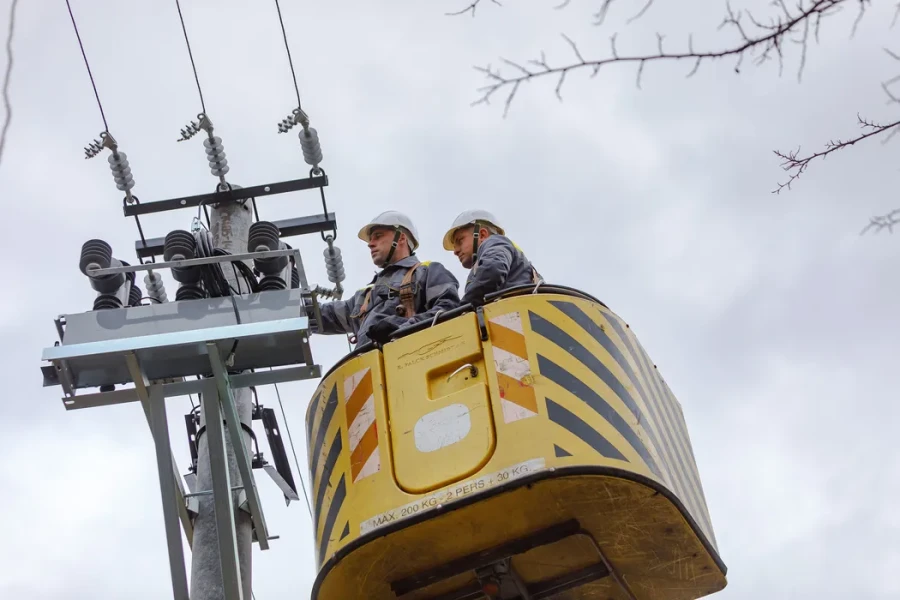 DTEK Grids’ emergency crews, restoring electricity