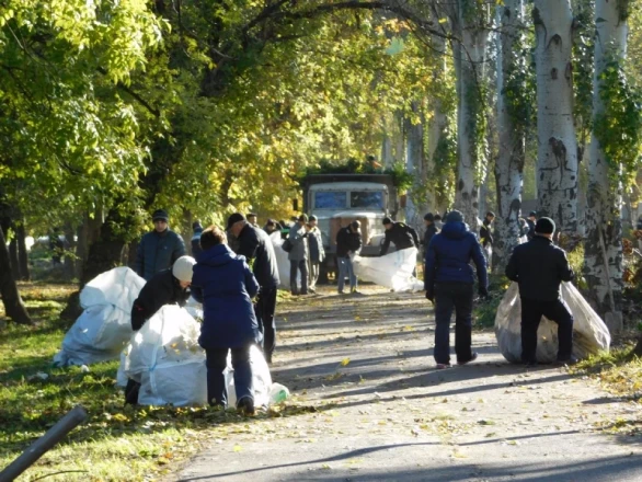 «Зеленый город»: в Курахово волонтеры из экоматериалов благоустроили площадку для школьников по улице Энергетиков