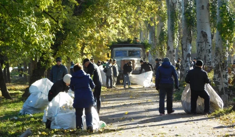 «Зелене місто»: в Курахово волонтери з екоматеріалов упорядкували майданчик для школярів по вулиці Енергетиків