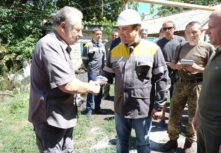 1,5 місяці роботи в «сірій» зоні: енергетики повернули світло у 800 будинків Бахмутського району