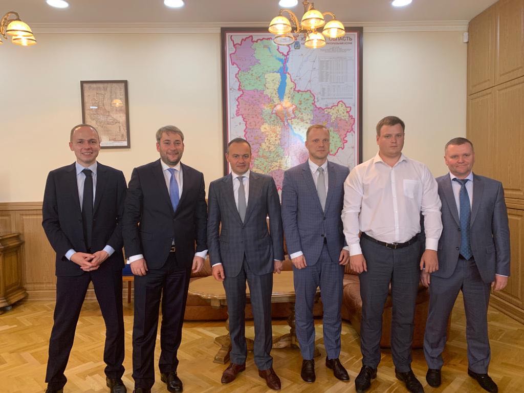 Генеральний директор ДТЕК Максим Тімченко, генеральний директор ДТЕК Мережі Іван Гелюх та губернатор Київської області Михайло Бно-Айріян обговорили перспективи впровадження сучасних технологій в електричні мережі Київської області