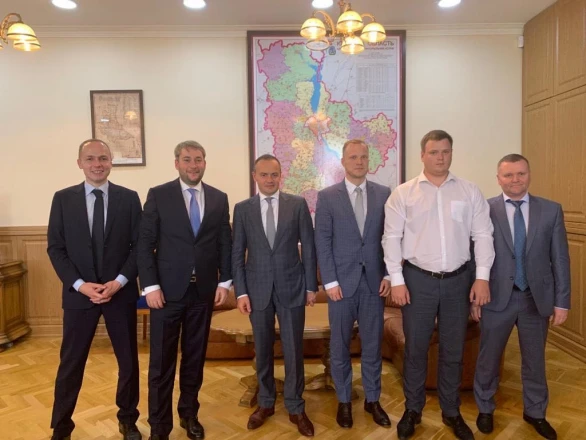 Генеральний директор ДТЕК Максим Тімченко, генеральний директор ДТЕК Мережі Іван Гелюх та губернатор Київської області Михайло Бно-Айріян обговорили перспективи впровадження сучасних технологій в електричні мережі Київської області