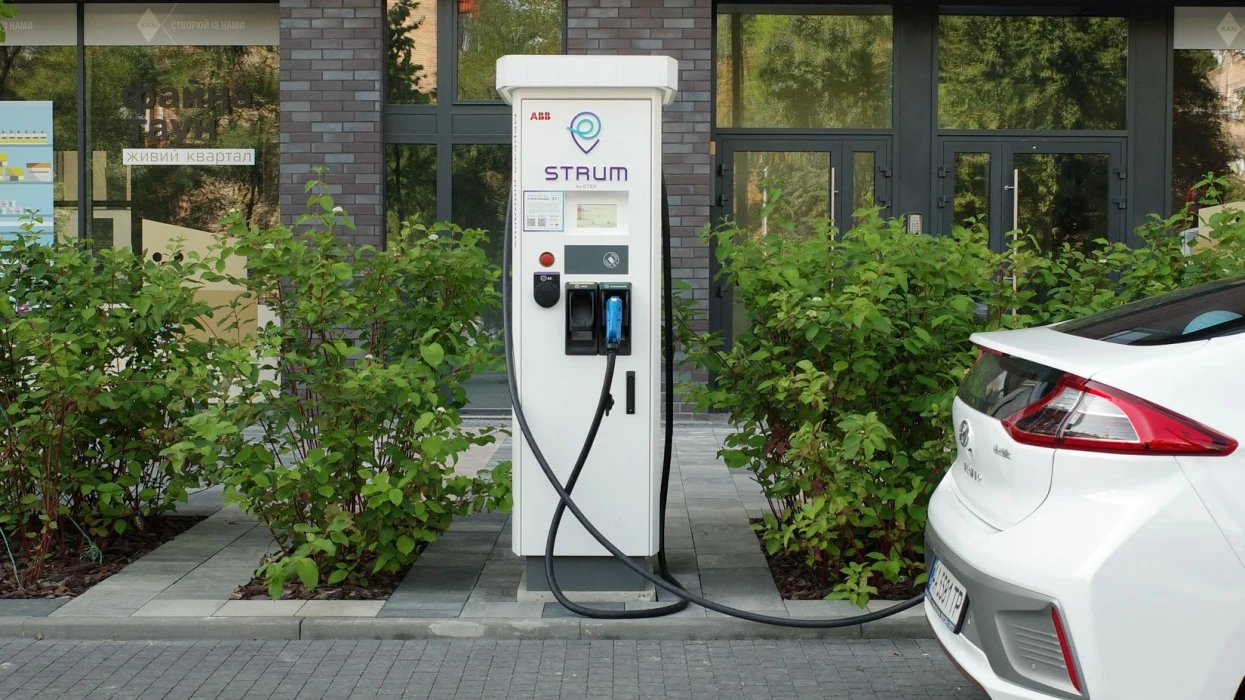 ДТЕК відкрив швидку автозарядну станцію STRUM на смарт-вулиці в Києві
