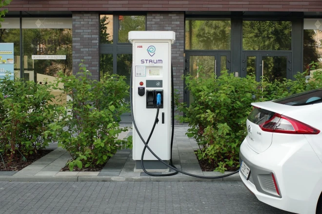 ДТЕК відкрив швидку автозарядну станцію STRUM на смарт-вулиці в Києві