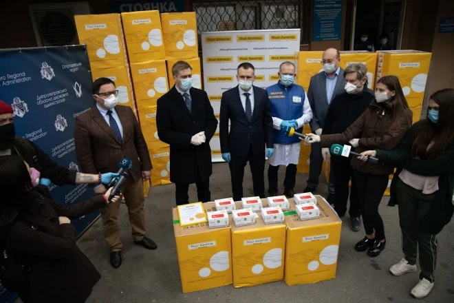 ДТЕК спільно з Фондом Ріната Ахметова передав Дніпропетровській області 30 тис. експрес-тестів на виявлення коронавірусу