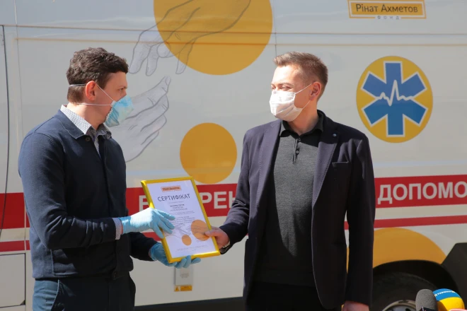 Захистити тих, хто захищає нас: 8 тисяч експрес-тестів на виявлення коронавірусу для лікарів швидкої допомоги Львова та Івано-Франківська передали ДТЕК та Фонд Ріната Ахметова