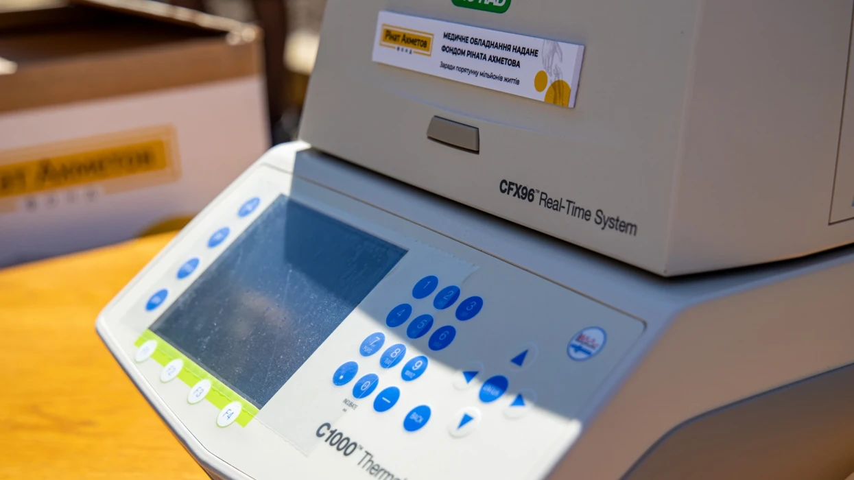 ПЛР-аналізатор проб на коронавірус для Дніпропетровської області передав ДТЕК і Фонд Ріната Ахметова