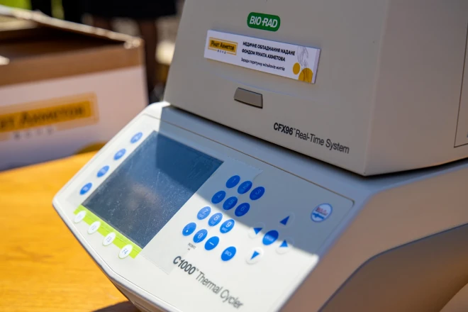 ПЛР-аналізатор проб на коронавірус для Дніпропетровської області передав ДТЕК і Фонд Ріната Ахметова