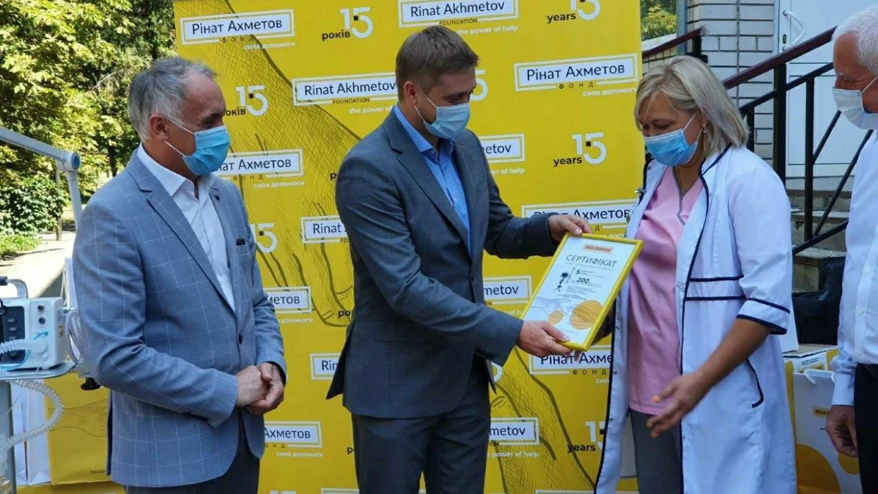 Нова партія ШВЛ заради життя:  лікарні Львівщини та Дніпропетровщини отримали 11 апаратів штучної  вентиляції легень від ДТЕК та Фонду Ріната Ахметова