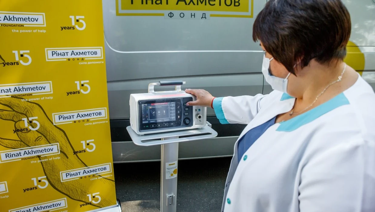 Фонд Ріната Ахметова спільно з ДТЕК передав висококласний апарат ШВЛ медикам Миргорода