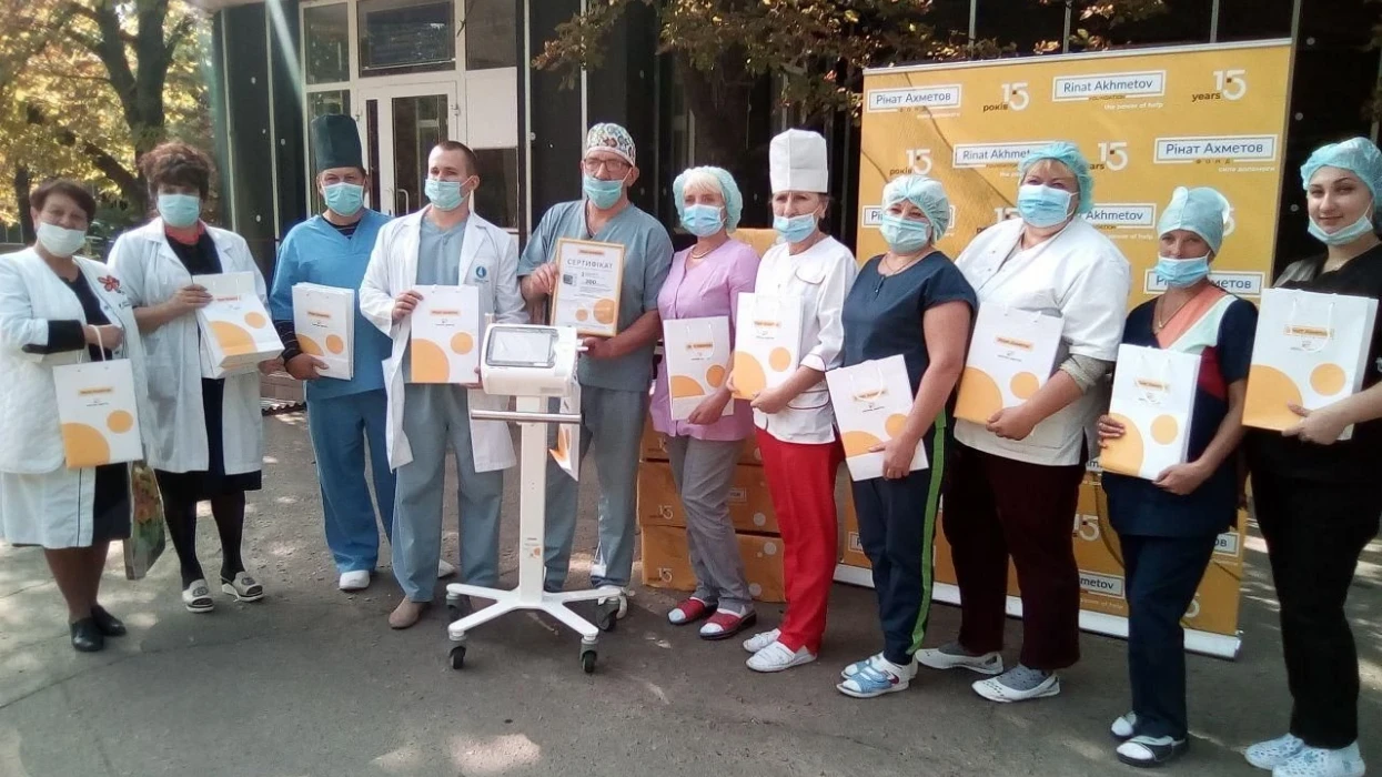 Разом заради порятунку життів: ДТЕК і Фонд Ріната Ахметова передали чергову партію апаратів ШВЛ в лікарні Луганщини