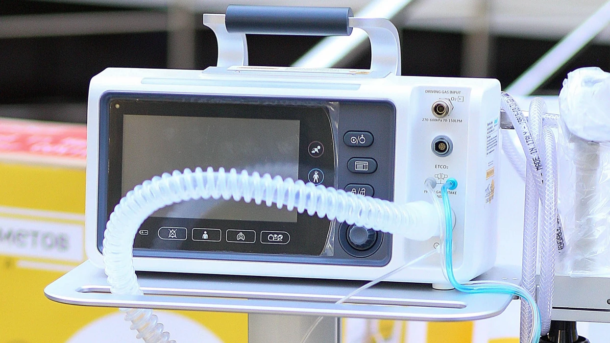 На варті здоров’я та життя: ДТЕК спільно з Фондом Ріната Ахметова передав апарати ШВЛ Приморській центральній районній лікарні