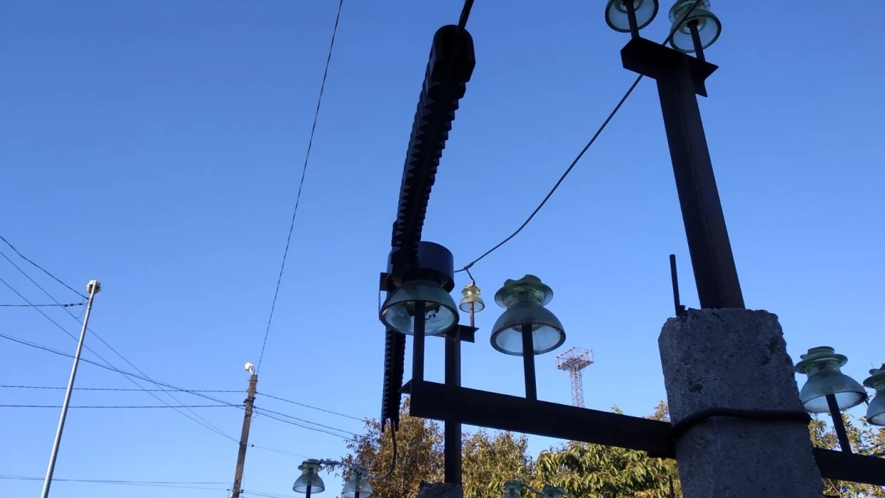 ДТЕК Одеські електромережі встановлює на лініях спеціальні кожухи для захисту птахів від ураження струмом