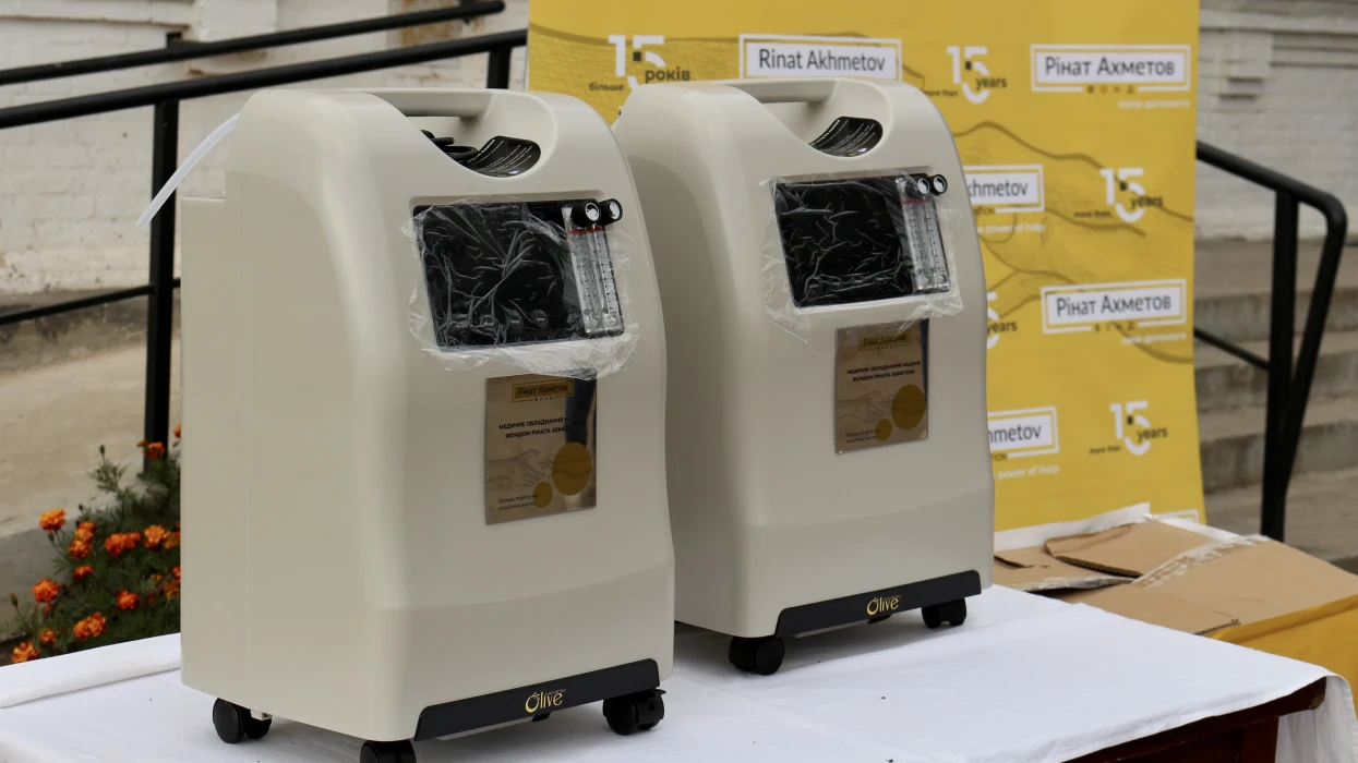 Фонд Ріната Ахметова і ДТЕК передали кисневі концентратори Ботіївській амбулаторії