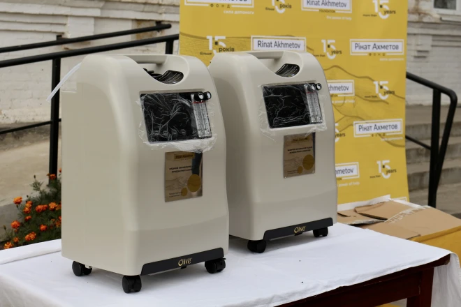 Фонд Ріната Ахметова і ДТЕК передали кисневі концентратори Ботіївській амбулаторії