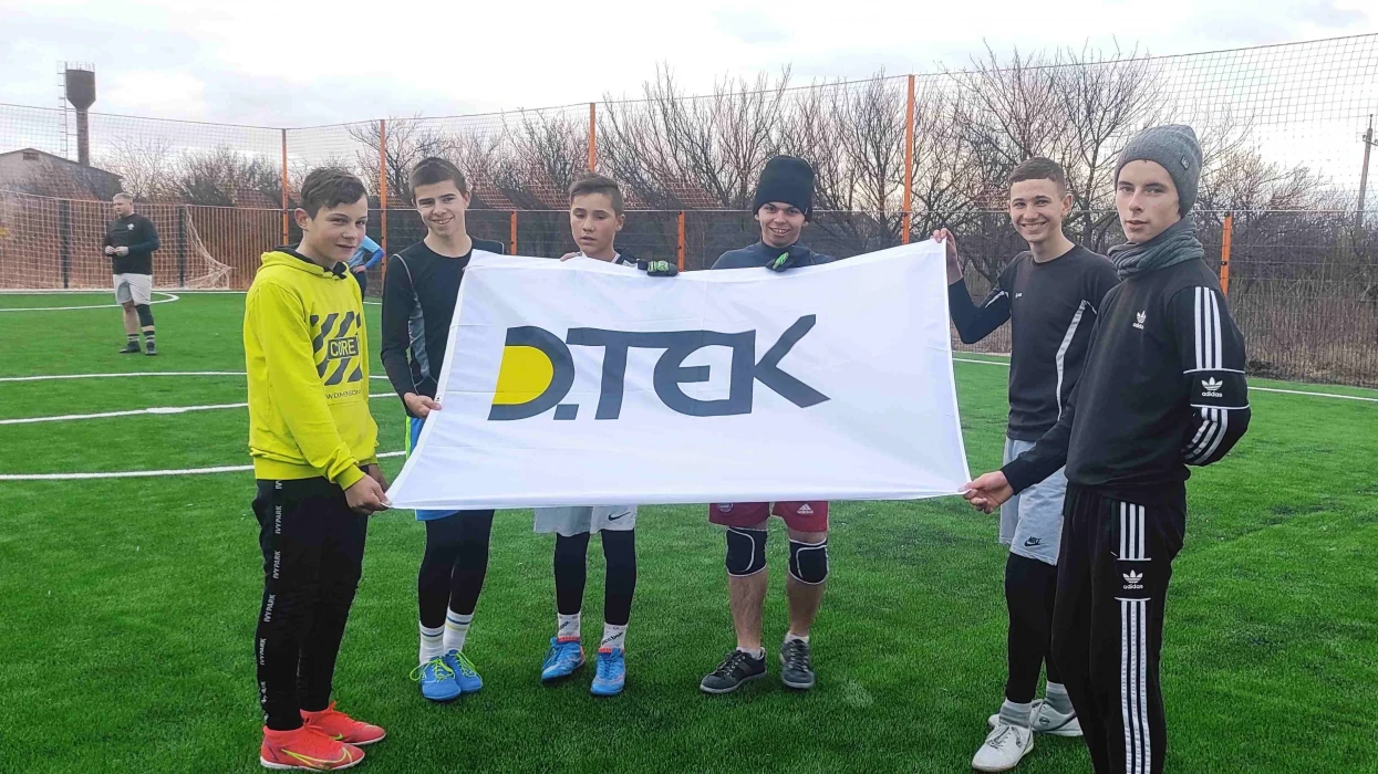 У Миколаївці відкрили «вічнозелене» футбольне поле