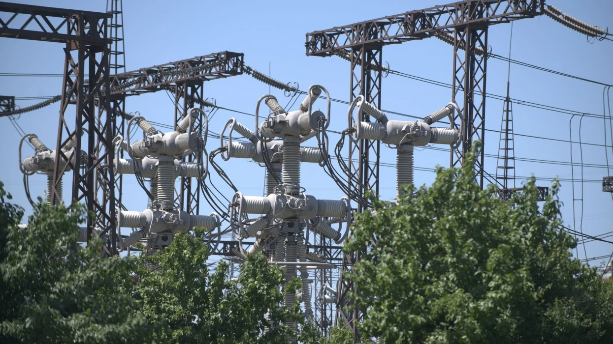 Енергетики ДТЕК допомагають відновлювати роботу електромереж Укрзалізниці