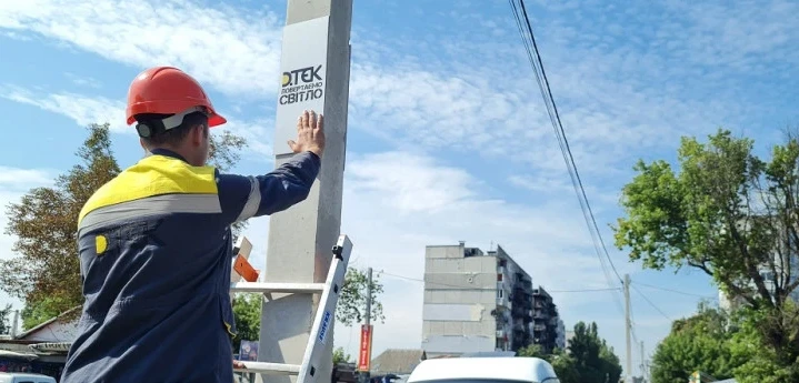 Commemorative signs about the contribution of energy workers to the post-war restoration of Ukraine have been installed on the power lines poles in the Kyiv region