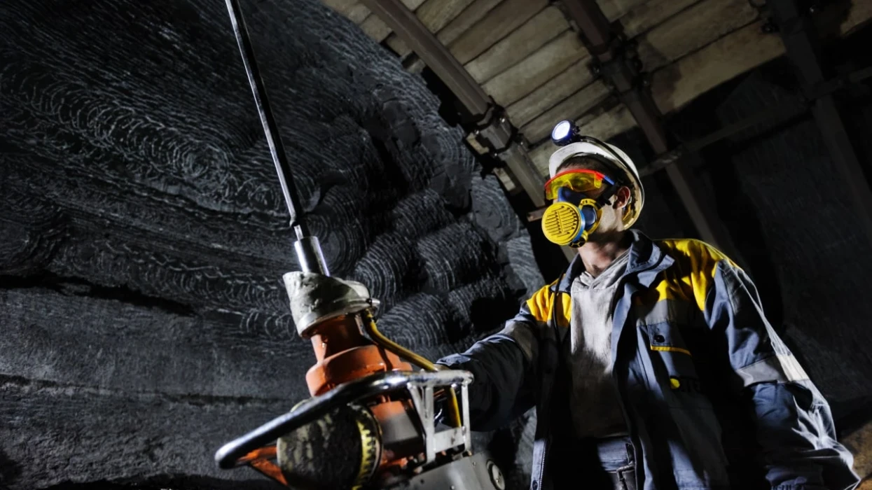 Репортаж Forbes: Як шахтарі ризикують життям, добуваючи вугілля біля лінії фронту