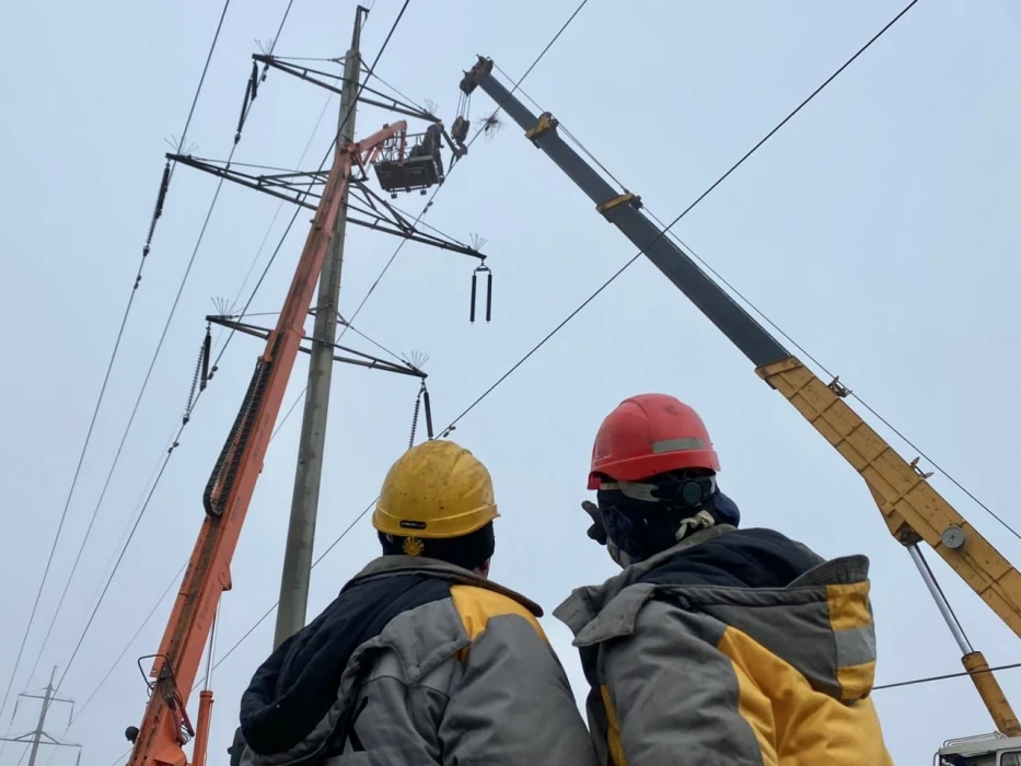 On the front line with DTEK`s engineers working to fix stricken power grid – BBC News