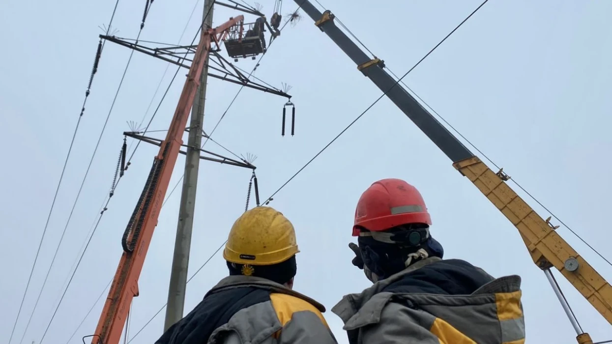 On the front line with DTEK`s engineers working to fix stricken power grid – BBC News