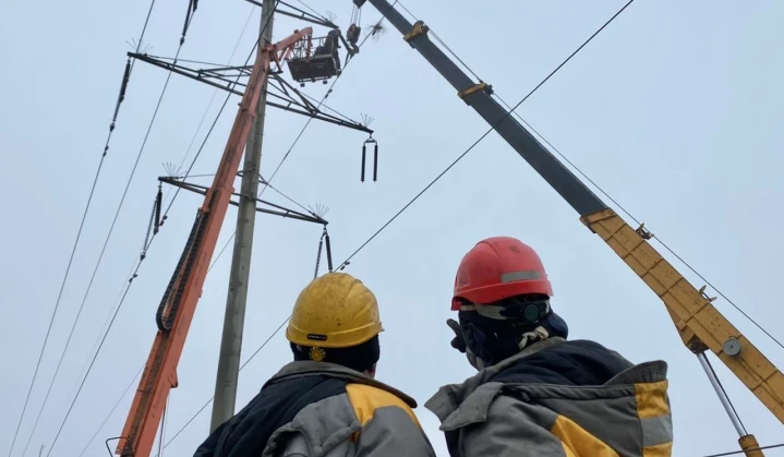 On the front line with DTEK`s engineers working to fix stricken power grid – BBC News