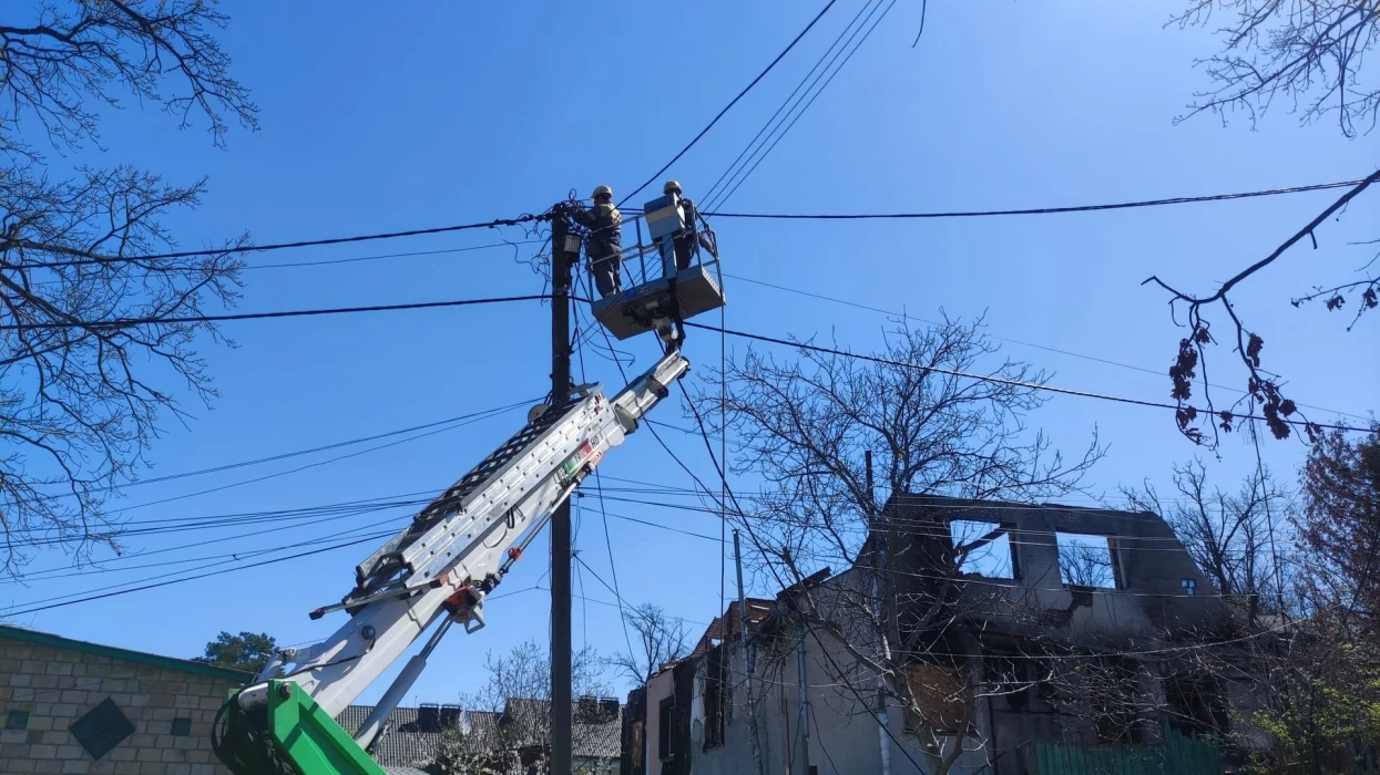 DTEK brings back light: in April, energy workers restored electricity supply to 206,000 families in Donetsk and Dnipropetrovsk regions