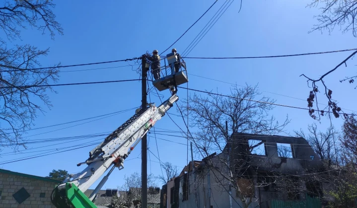 DTEK brings back light: in April, energy workers restored electricity supply to 206,000 families in Donetsk and Dnipropetrovsk regions