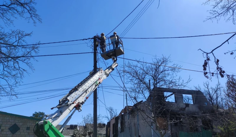 DTEK brings back light: in April, energy workers restored electricity supply to 206,000 families in Donetsk and Dnipropetrovsk regions