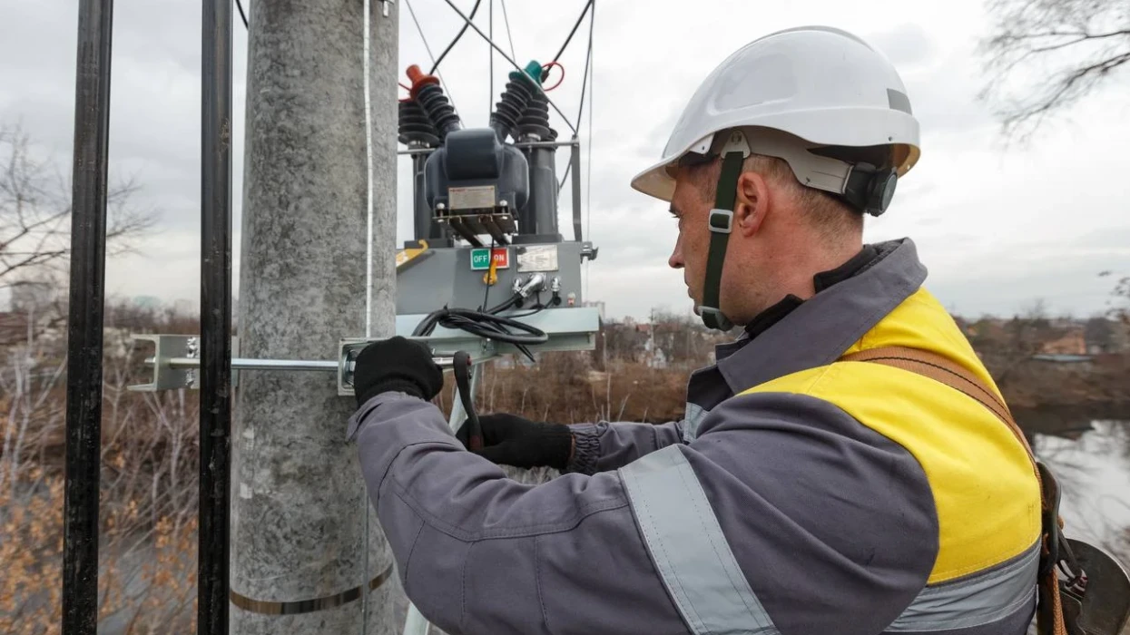 DTEK brings back light: in June, energy workers have restored electricity supply to 277,000 families