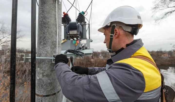 DTEK brings back light: in June, energy workers have restored electricity supply to 277,000 families