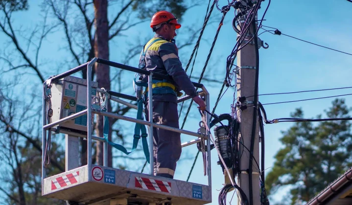 <strong>AFP:</strong> Ukraine's electrician heroes restoring power near the front