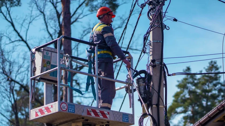 AFP: Ukraine's electrician heroes restoring power near the front