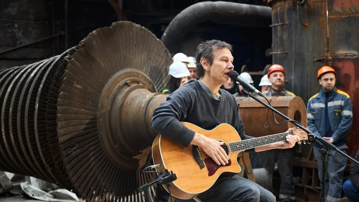 Svyatoslav Vakarchuk performs for DTEK power engineers at destroyed power plant after Ukraine’s hardest winter
