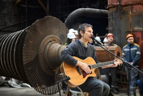 Svyatoslav Vakarchuk performs for DTEK power engineers at destroyed power plant after Ukraine’s hardest winter