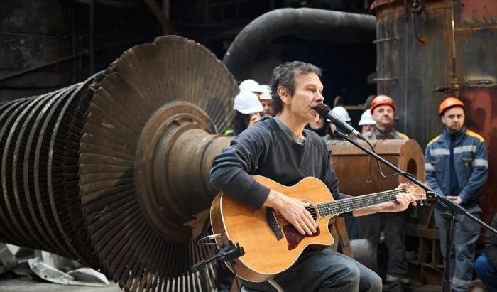 Svyatoslav Vakarchuk performs for DTEK power engineers at destroyed power plant after Ukraine’s hardest winter
