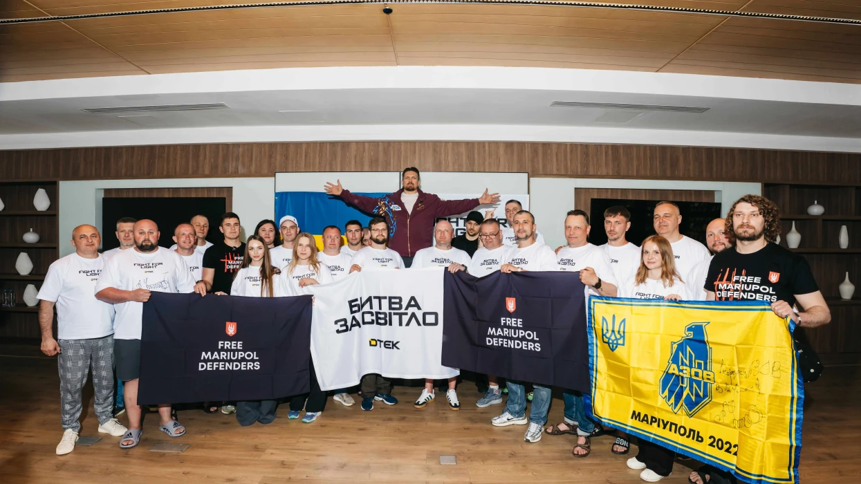 Усик підтримав відновлення енергетики під час зустрічі з енергетиками в Каїрі перед боєм 23 травня