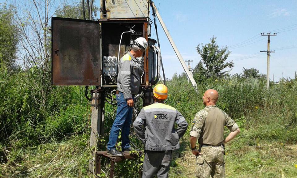 1,5 місяці роботи в «сірій» зоні: енергетики повернули світло у 800 будинків Бахмутського району