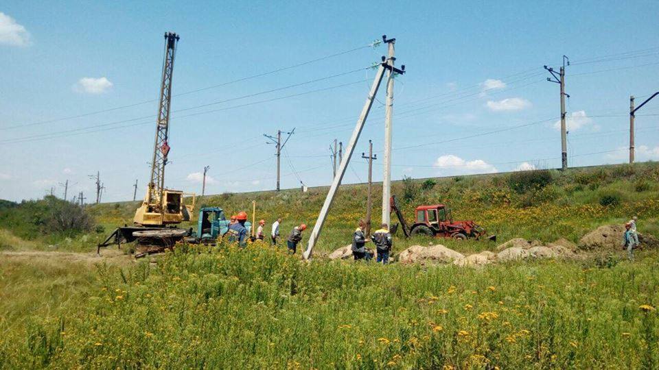 1,5 місяці роботи в «сірій» зоні: енергетики повернули світло у 800 будинків Бахмутського району