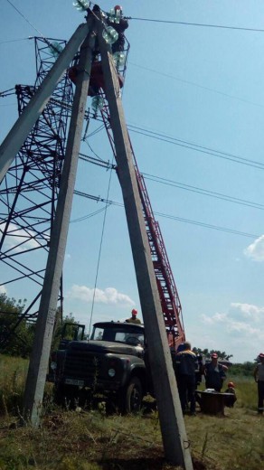 1,5 місяці роботи в «сірій» зоні: енергетики повернули світло у 800 будинків Бахмутського району
