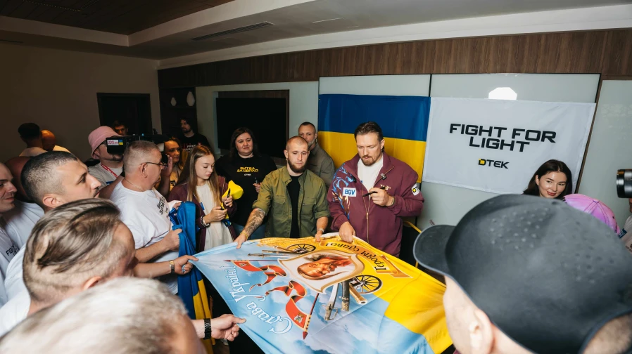 Усик підтримав відновлення енергетики під час зустрічі з енергетиками в Каїрі перед боєм 23 травня