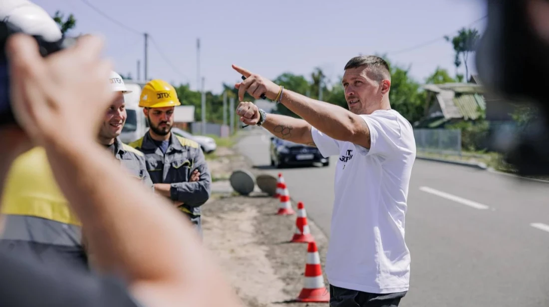 Boxing champion Usyk backs Ukrainian energy workers in visit to liberated territory