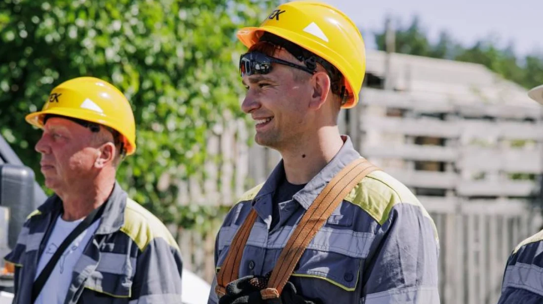 Boxing champion Usyk backs Ukrainian energy workers in visit to liberated territory