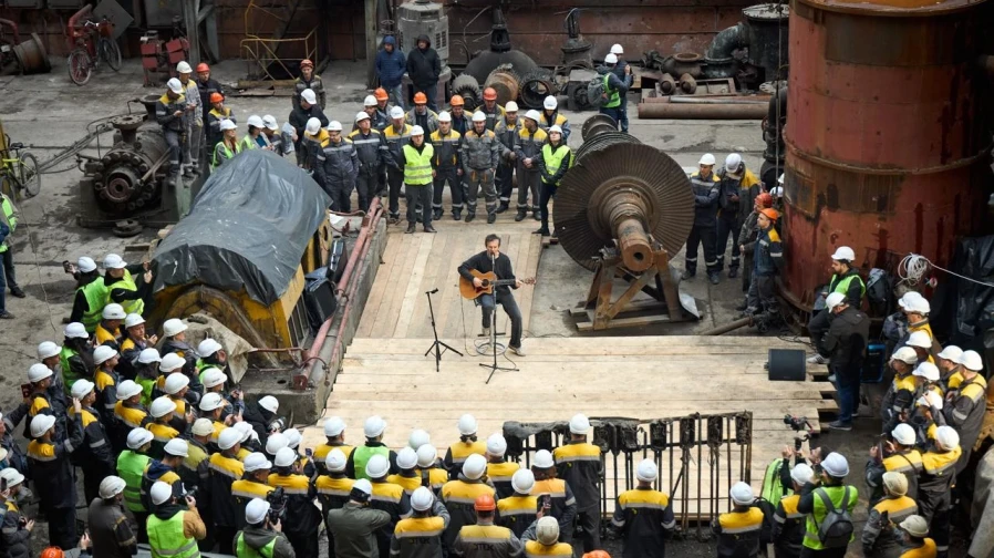 Svyatoslav Vakarchuk performs for DTEK power engineers at destroyed power plant after Ukraine’s hardest winter