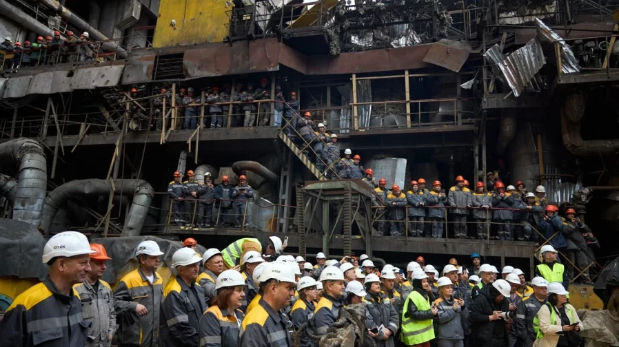 Svyatoslav Vakarchuk performs for DTEK power engineers at destroyed power plant after Ukraine’s hardest winter